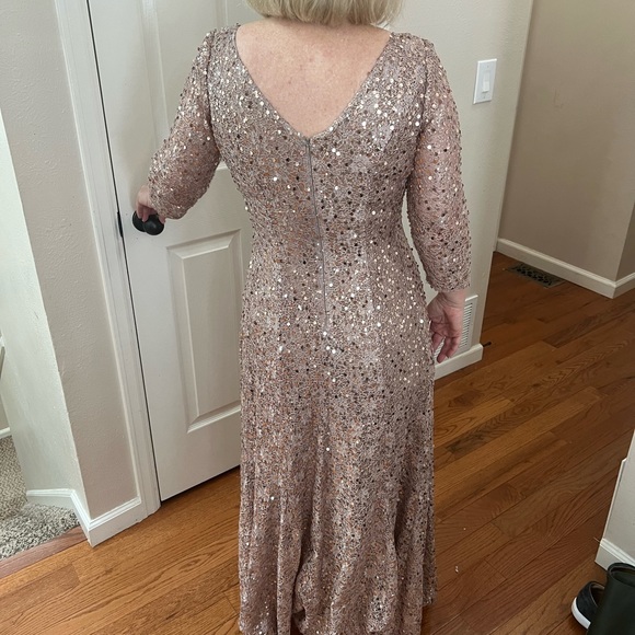 Beautiful mother of the bride gold sequin dress size 8 - Picture 3 of 3